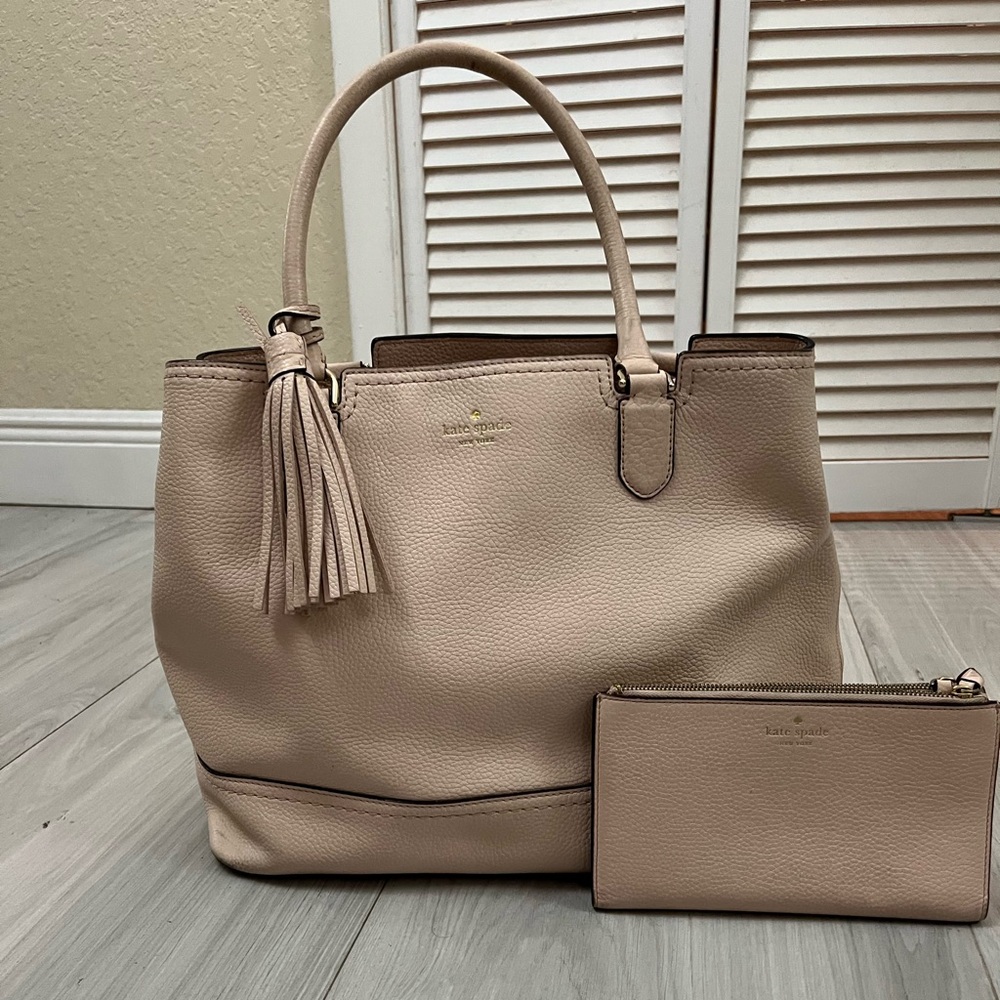 Kate Spade Cream Tote Bag with Structured Design
